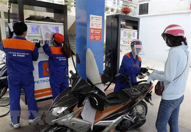 Mua bán xăng dầu sau khi điều chỉnh giá bán tại cửa hàng kinh doanh xăng dầu Petrolimex. (Ảnh: Trần Việt/TTXVN)