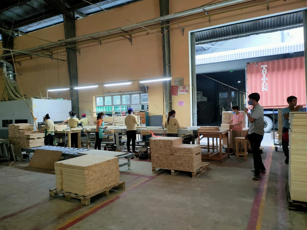 Các nhà máy chế biến gỗ đang gồng mình sản xuất "3 tại chỗ" để đáp ứng các đơn hàng xuất khẩu những tháng cuối năm - Ảnh: VGP/Nguyễn Dũng
