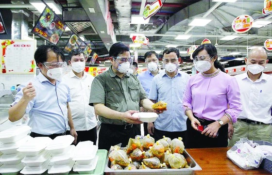 Thủ tướng Phạm Minh Chính kiểm tra suất ăn phục vụ người dân khu vực phong tỏa, cách ly tại siêu thị Co.op Xtra TP Thủ Đức, TPHCM