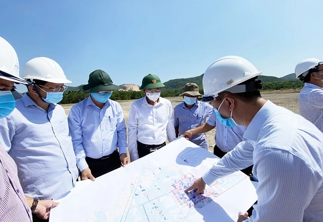 Ảnh 1: Bí thư Tỉnh ủy Bình Định Hồ Quốc Dũng (đội mũ cối bộ đội màu xanh) kiểm tra tiến độ các dự án trọng điểm của tỉnh.