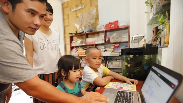 Nhu cầu laptop tăng vọt, phụ huynh vất vả mua đồ cho con học trực tuyến