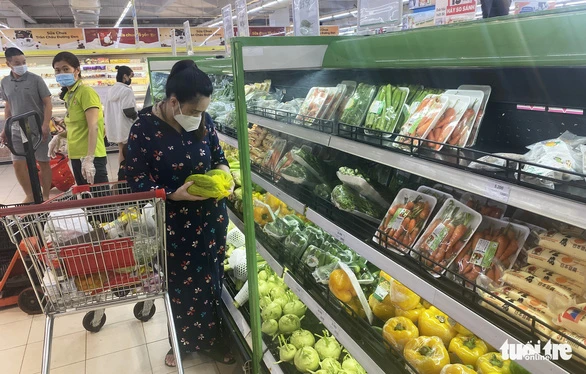 Hàng hóa, thực phẩm tại siêu thị Big C Vinh đầy kệ, chỉ bán được cho người dân một phường - Ảnh: DOÃN HÒA