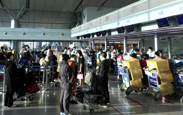 Hành khách chờ làm thủ tục bay tại sân bay Tân Sơn Nhất (ảnh chụp tháng 6-2021) - Ảnh: DUY ANH