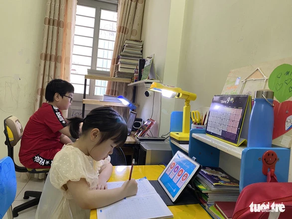 Học sinh tiểu học ở TP.HCM làm quen với việc học trực tuyến, chuẩn bị cho việc học chính thức từ ngày 20-9 - Ảnh: GIA HUY
