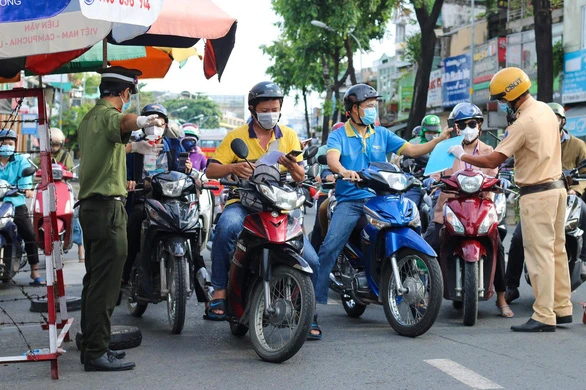 Giao thông tại chốt kiểm soát đường Nguyễn Kiệm (Q.Gò Vấp) sáng 20-9 - Ảnh: CHÂU TUẤN