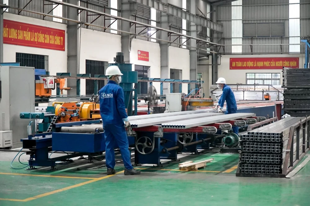 Công nhân Nhà máy Nhôm Đô Thành (huyện Gia Lâm) sản xuất tại chỗ. Ảnh: TTXVN