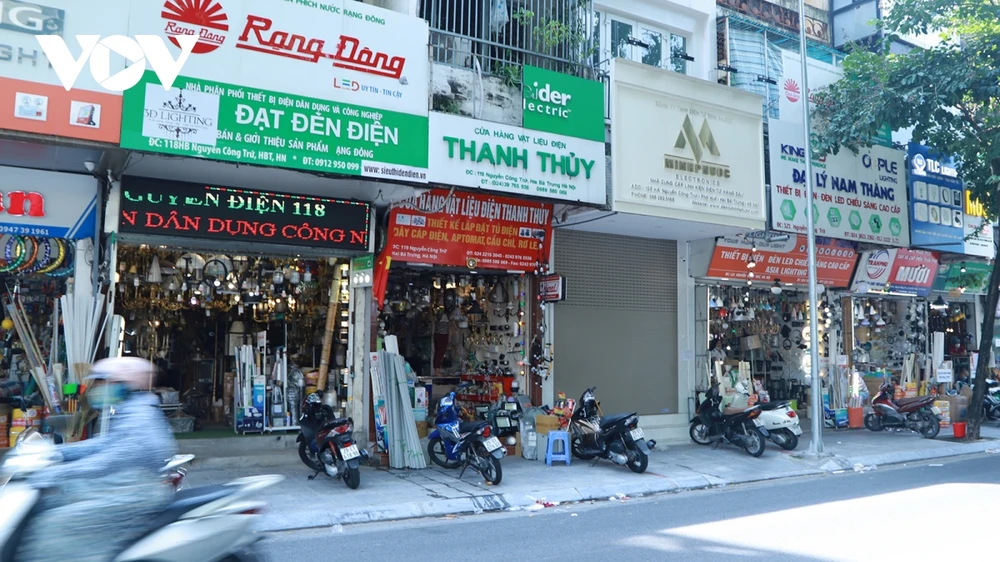 Những cửa hàng đồ điện dân dụng trên phố Nguyễn Công Trứ (Hà Nội) được mở cửa trở lại.