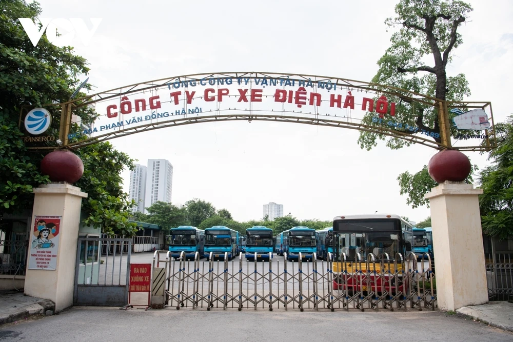 Ghi nhận tại Công ty cổ phần Xe Điện Hà Nội, các xe buýt xếp hàng dài trong bãi chờ ngày được xuất bến trở lại.