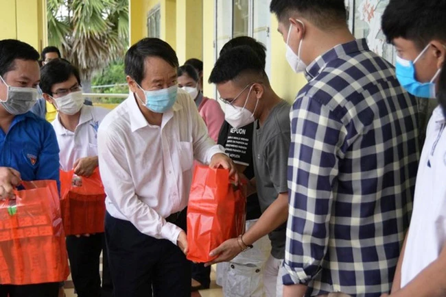 PGS.TS Phạm Tiết Khánh, Hiệu trưởng Trường ĐH Trà Vinh thăm hỏi sức khỏe, điều kiện sinh hoạt, học tập của sinh viên khi chuyển về khu 4.
