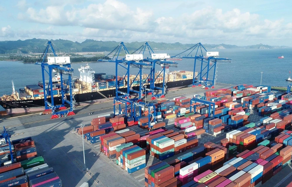 Bốc xếp container tại cảng Lạch Huyện. (Ảnh: CTV/Vietnam+)