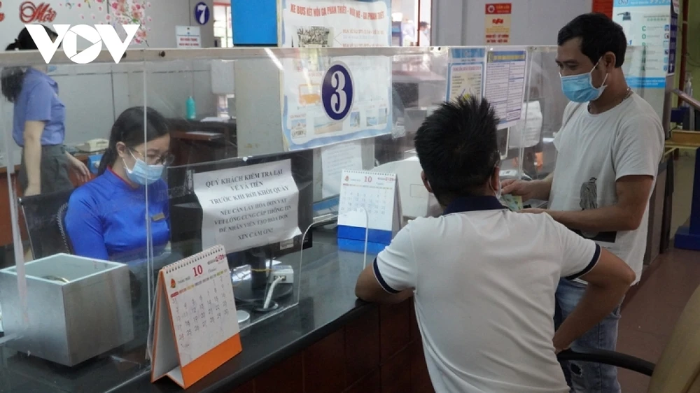 Hành khách mua vé tại ga Sài Gòn sáng 12/10.