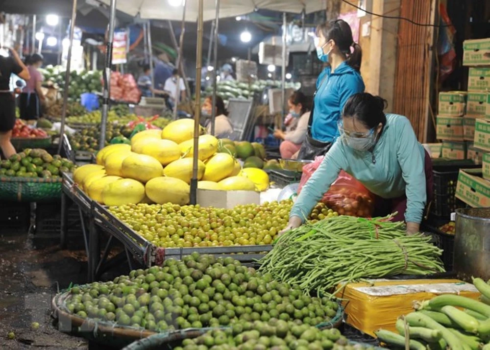 Tiểu thương chuẩn bị hàng rau, quả tại chợ đầu mối Nam Hà Nội. (Ảnh: Vũ Sinh/TTXVN)