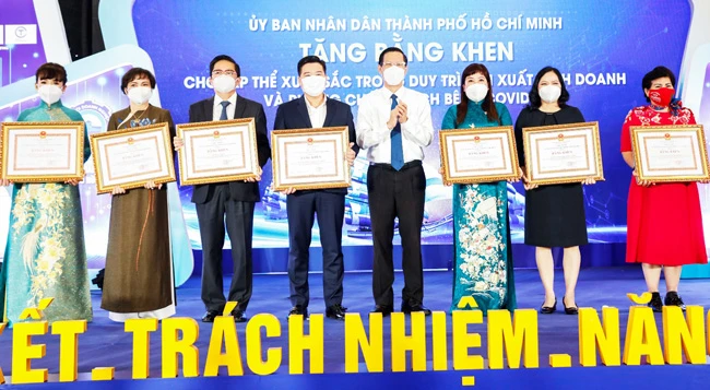 Chủ tịch UBND TPHCM Phan Văn Mãi trao bằng khen cho các cá nhân, tập thể đã có đóng góp tích cực cho hoạt động phòng, chống dịch và bảo đảm kinh tế thành phố