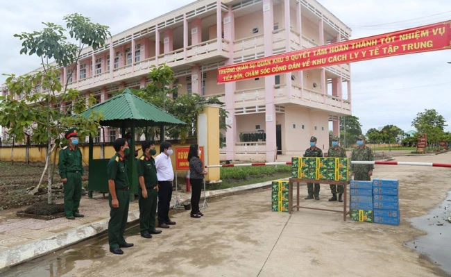 Công ty Điện lực Sóc Trăng trao hỗ trợ cho người dân trở về quê tại Trường Quân sự Quân khu 9.
