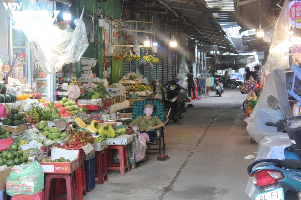 Người dân đi chợ Tân Định (Quận 1, TP.HCM) thưa thớt, chỉ một nữa số lượng tiểu thương trở lại buôn bán. (Ảnh: Hoàng Minh)