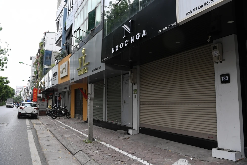 Do ảnh hưởng của dịch Covid-19, nhiều chủ cửa hàng kinh doanh ở Hà Nội đã phải đóng cửa, tạm ngừng kinh doanh.