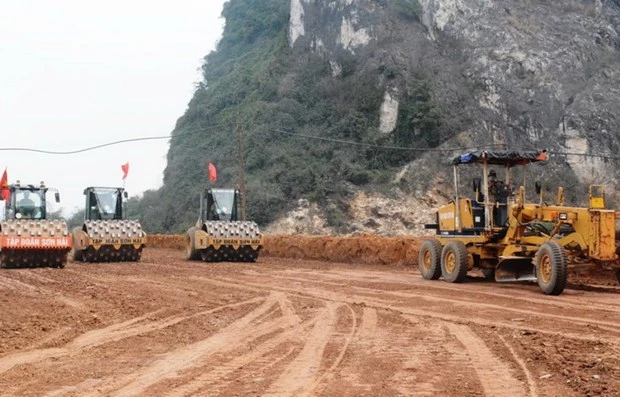 Nhà thầu thi công nền đường một đoạn tuyến cao tốc Bắc-Nam phía Đông. (Ảnh: Việt Hùng/Vietnam+)