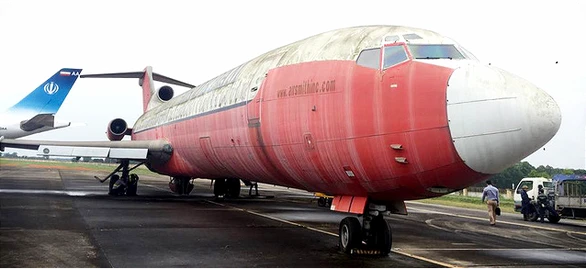 Chiếc Boeing 727-200 bỏ rơi tại sân bay Nội Bài từ ngày 1-5-2007 đã bị Cục Hàng không Campuchia xóa quốc tịch - Ảnh: BẰNG GIANG