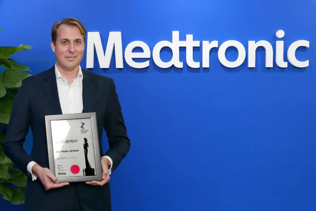 Ông Paul Verhulst, Tổng Giám đốc Medtronic Indochina nhận chứng nhận vinh danh "Nơi làm việc tốt nhất Châu Á 2021"