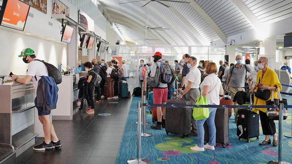 Nhiều nước đã triển khai hộ chiếu vắc xin. Trong ảnh: hành khách chờ đợi tại quầy làm thủ tục ở sân bay quốc tế Darwin (Úc) - Ảnh: abc.net.au