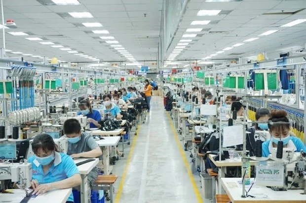 Công nhân trở lại nhà máy làm việc tại TNHH may mặc Bowker Việt Nam (Khu công nghiệp Đồng An 1, thành phố Thuận An, tỉnh Bình Dương. (Ảnh: Chí Tưởng/TTXVN)