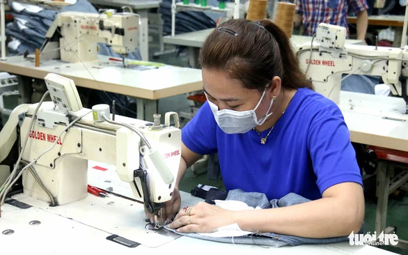 Doanh nghiệp Việt đang tăng tốc sản xuất hàng phục vụ dịp mua sắm cuối năm của thế giới. Trong ảnh: công nhân Kim Thị Sao Ry miệt mài làm việc tại Việt Thắng Jean - Ảnh: N.HIỂN