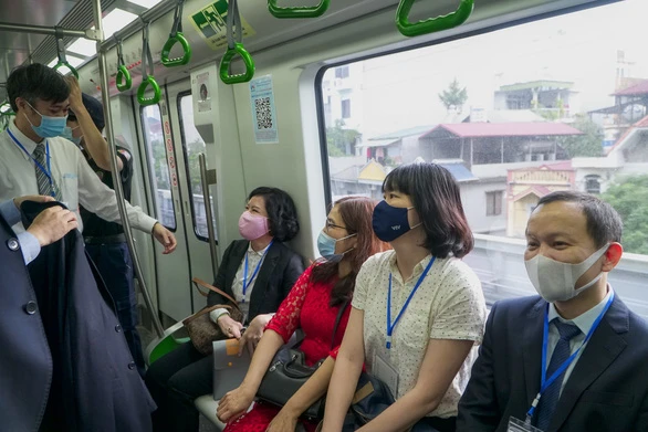 Những hành khách trên chuyến tàu đầu tiên rời ga Cát Linh sau lễ bàn giao dự án metro Cát Linh - Hà Đông - Ảnh: PHẠM TUẤN
