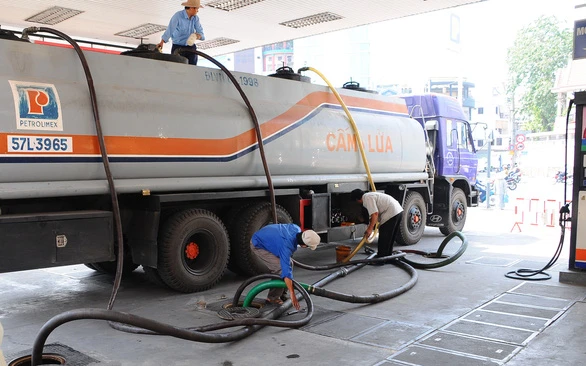 Xe bồn nhập xăng vào một cây xăng ở quận Phú Nhuận, TP.HCM - Ảnh: T.T.D.
