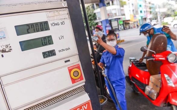 Giá xăng RON95-IV đã lên mức trên 25.000 đồng/lít tại cây xăng Petrolimex trên đường Phan Xích Long, quận Phú Nhuận (TP.HCM) chiều 10-11 - Ảnh: QUANG ĐỊNH