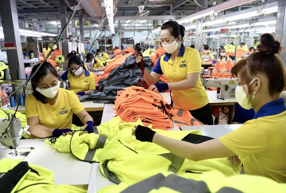 100% công nhân Công ty may mặc xuất khẩu Dony (quận Tân Bình, TP.HCM) đi làm đầy đủ nhờ có chính sách chăm lo đời sống và bảo vệ người lao động trước dịch bệnh COVID-19 - Ảnh: TỰ TRUNG