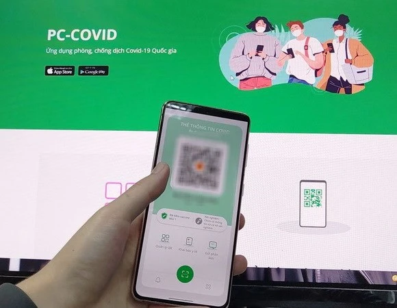 Từ ngày 16/11, người dân sử dụng ứng dụng "PC-COVID" của Ban Chỉ đạo Quốc gia phòng, chống dịch COVID-19. (Nguồn: baotintuc.vn)