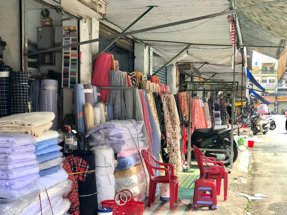 Các quầy sạp mặt ngoài chợ Tân Bình mở bán nhiều hơn nhưng ngay giờ cao điểm cũng không có bóng dáng khách