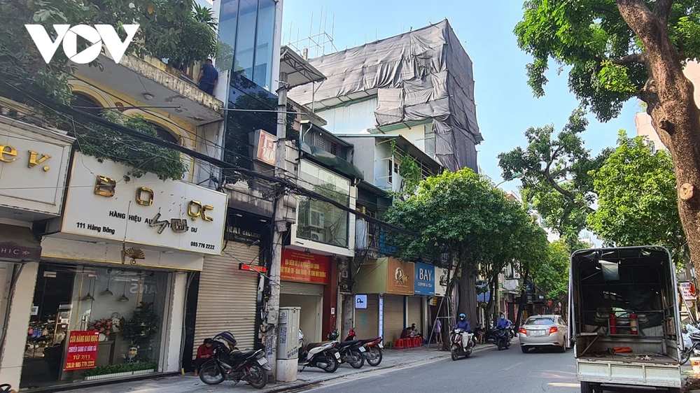 Công trình xây dựng cao vượt tầng trên phố Hàng Bông (Hoàn Kiếm, Hà Nội) vẫn đang được thi công.