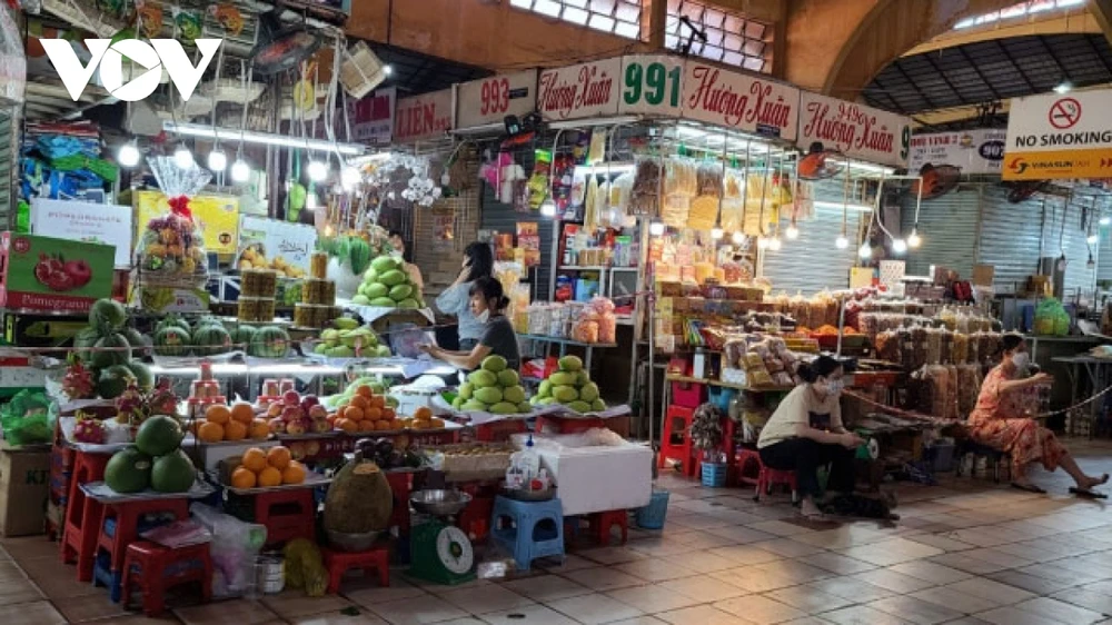 Các tiểu thương tại chợ Bến Thành cảm thấy lo lắng vì dịch bệnh còn kéo dài, khách hàng giảm sút