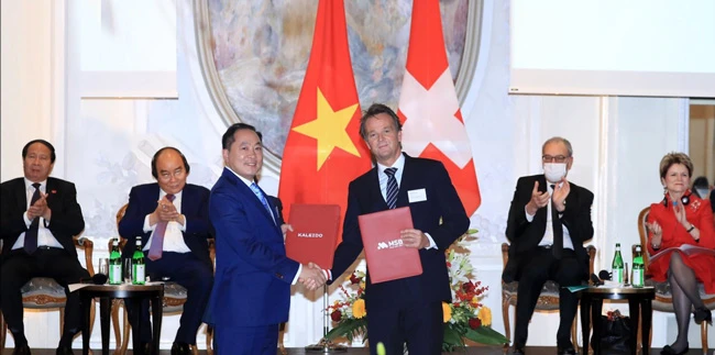 Ông Trần Anh Tuấn, Chủ tịch MSB và đại diện Ngân hàng Kaleido Thụy Sĩ ký kết hợp tác chiến lược về việc phát triển hoạt động mảng Private Banking tại Việt Nam