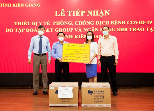 Lãnh đạo tỉnh Kiên Giang tiếp nhận bảng tượng trưng 100.000 bộ Kit xét nghiệm nhanh Covid-19 và hệ thống xét nghiệm Real-time PCR từ Tập đoàn T&T Group và SHB.