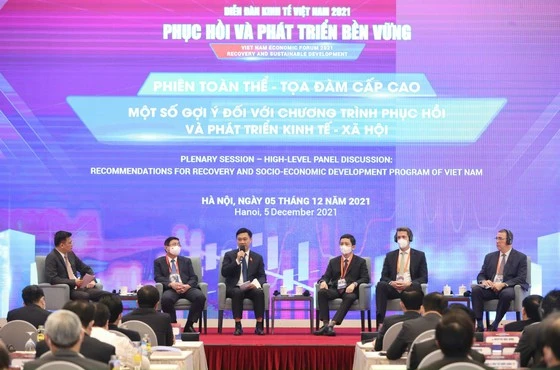 Phiên tọa đàm cấp cao trong khuôn khổ Diễn đàn Kinh tế Việt Nam diễn ra cuối buổi sáng 5-12