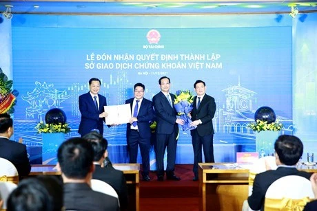 Phó Thủ tướng Lê Minh Khái trao quyết định của Thủ tướng Chính phủ thành lập và tổ chức hoạt động của Sở Giao dịch chứng khoán Việt Nam (VNX). (Nguồn: VGP)