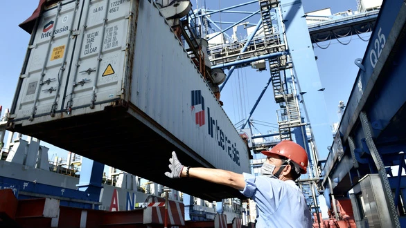 Xếp dỡ hàng hóa tại cảng Cát Lái (TP Thủ Đức, TP.HCM) - Ảnh: TỰ TRUNG