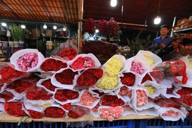 Hoa tươi được bày bán ở chợ hoa Quảng An (Hà Nội). (Ảnh: Thành Đạt/TTXVN)