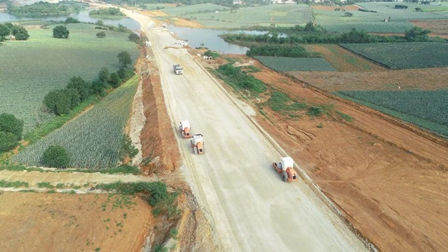 Dự án cao tốc Bắc - Nam giai đoạn 1 đoạn Mai Sơn - QL45 đang thi công