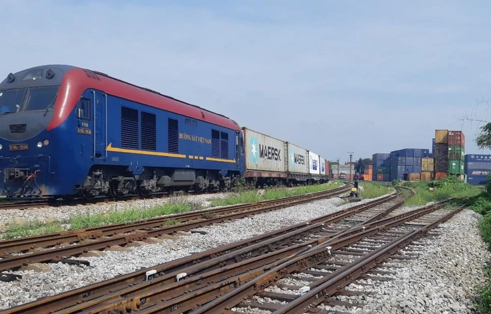 Tổng công ty Đường sắt Việt Nam tiếp tục chuyển trọng tâm sang vận tải hàng hóa. (Ảnh: CTV/Vietnam+)