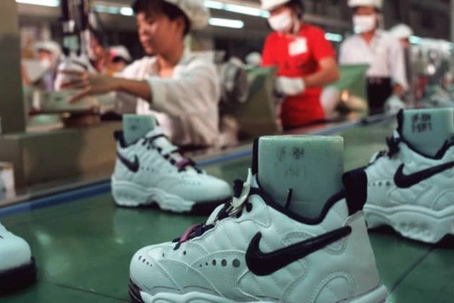 Công nhân của một nhà máy Nike làm việc tại một dây chuyền sản xuất băng chuyền, đóng giày thể thao Nike. (Ảnh minh họa - Ảnh: Getty Images)