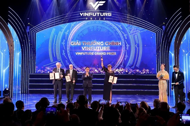Thủ tướng Phạm Minh Chính trao giải thưởng chính 3 triệu USD cho ba nhà khoa học: Katalin Kariko, Drew Weissman và Pietter Rutter Cullis với công nghệ nghiên cứu vắc xin mRNA.