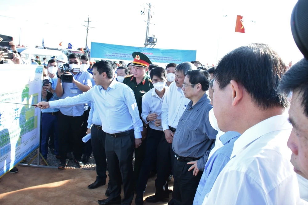 Kiểm tra dự án Long Thành, Thủ tướng yêu cầu đẩy nhanh tiến độ, ai không làm đứng sang bên.
