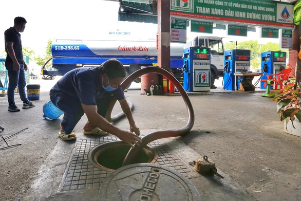 Một cửa hàng xăng dầu ở quận Bình Tân (TP.HCM) vừa kịp nhập thêm xăng vào sáng 10-2 để tiếp tục hoạt động - Ảnh: NHẬT THỊNH