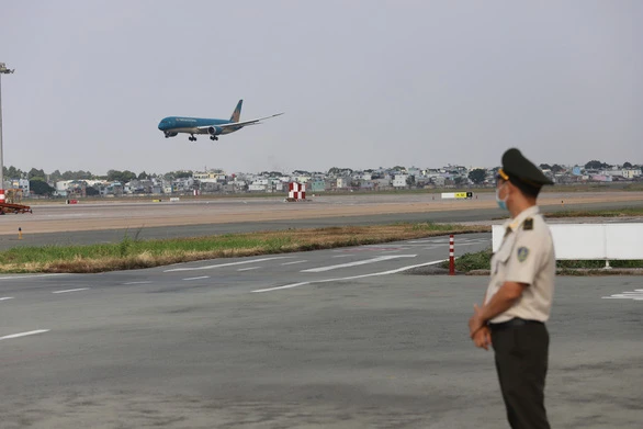 Nhiều hãng bay lại lo giảm tần suất do sửa chữa đường băng, đường lăn tại sân bay Tân Sơn Nhất (TP.HCM) khi thị trường vừa phục hồi - Ảnh: C.TRUNG