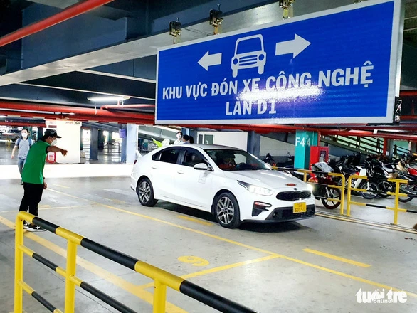Hành khách thuận lợi đón xe công nghệ tại làn D1 ở sân bay Tân Sơn Nhất (TP.HCM) - Ảnh: C.TRUNG