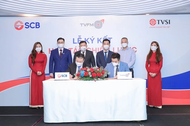 Ông Nguyễn Cửu Tính, Phó Tổng Giám đốc SCB (bên trái) và ông Nguyễn Trung Hiếu, Tổng Giám đốc TVFM thực hiện nghi thức ký kết thỏa thuận hợp tác.