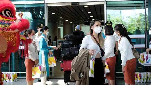Những du khách quốc tế trở lại Đà Nẵng từ Singapore vào trưa 27-3 - Ảnh: TẤN LỰC